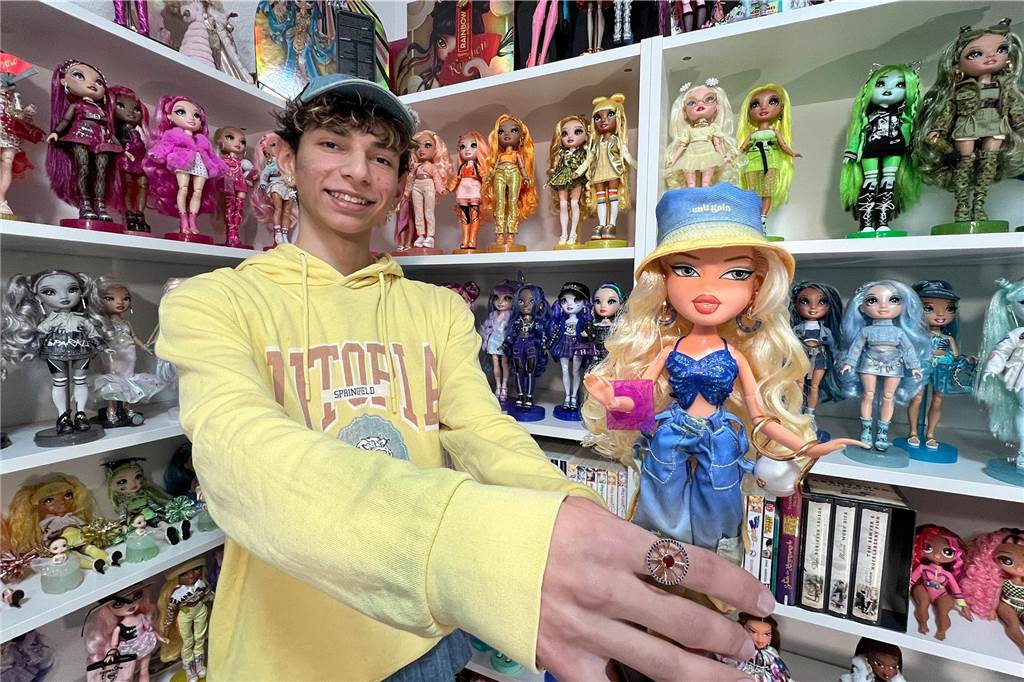 Dilemma wegen sexueller Identität: Schüler verzichtet auf Klassenfahrt Dario Gabriel Cortes Salazar steht vor seiner Puppensammlung. Eine Puppe hält er in die Kamera.