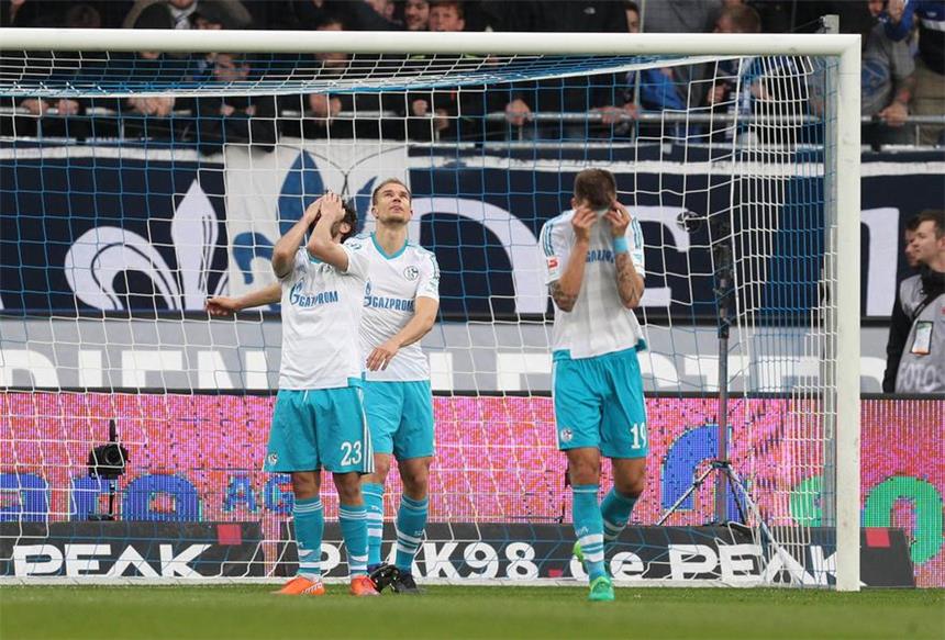 Schalke und seine Fans verzweifeln am Auf und Ab Pures Entsetzen machte sich nach der späten Niederlage in Darmstadt bei Schalkes Coke, Holger Badstuber und Guido Burgstaller (v.l.) breit.