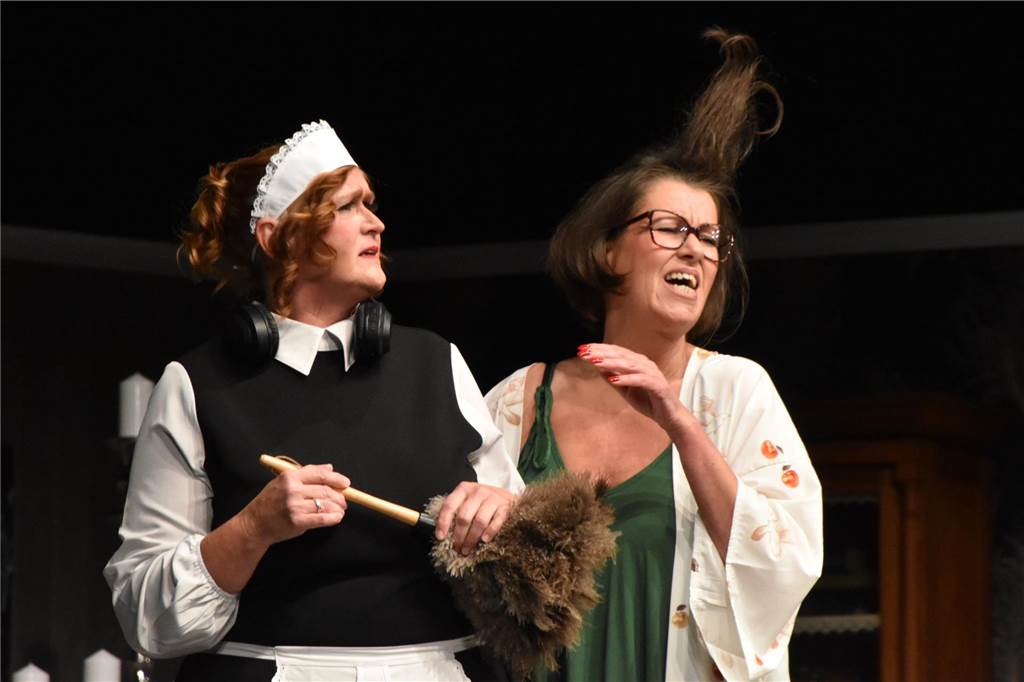 Putzfrau Consuela Lopez (Susanne Westrup li) und Tilda (Tabitha Tegtmeier).