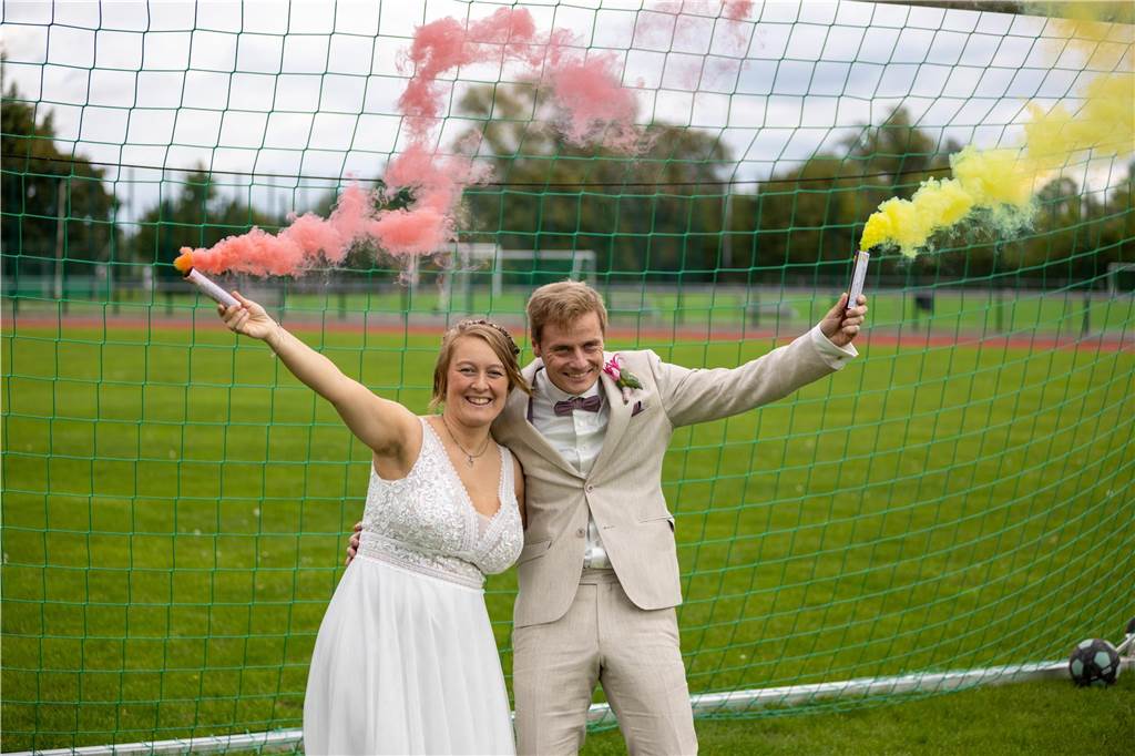Brüder zelebrieren Hochzeit von Ramona und Matthias Schnatmann Pyro für die Liebe: Ramona und Matthias Schnatmann hatten ihre Freie Trauung auf dem Sportplatz des BSV Heeren