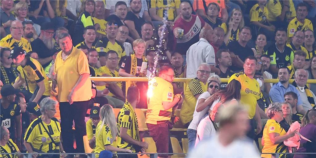 Pyro-Irrsinn im BVB-Stadion: So steht die neue Freiheit auf dem Spiel Eine Rakete fliegt in den BVB-Fanblock.