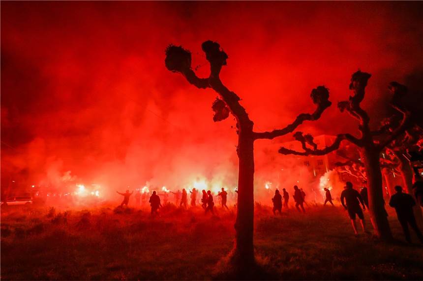 Pyros und Feuerwerksraketen, die nach dem BVB-Pokalsieg am Borsigplatz gezündet wurden, riefen die Polizei auf den Plan.
