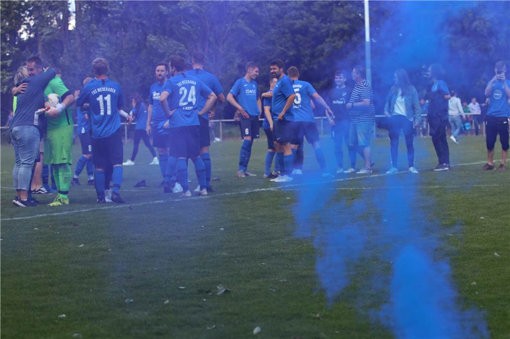 Party, Pyros, Aufstieg: TuS Niederaden bleibt vor PSV Bork – Fröndenberg-Hohenheide ohne Chance Pyroschwaden zogen nach dem Abpfiff über das Feld in Niederaden.