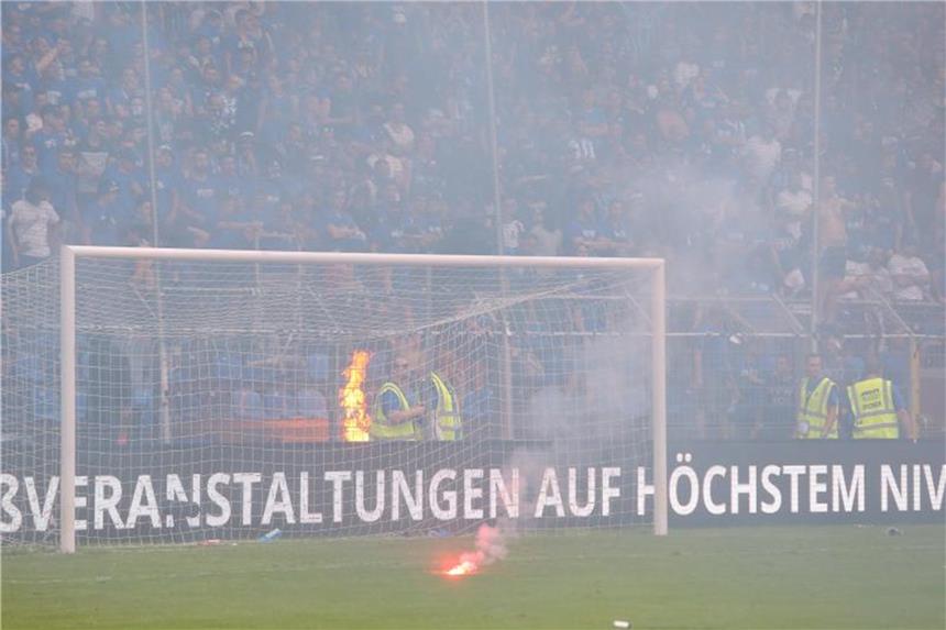 Mannheim: Polizei mit Ermittlungsgruppe nach Spielabbruch Pyrotechnik brennt auf dem Spielfeld und den Rängen im Carl-Benz-Stadion in Mannheim. Foto: Samla.De