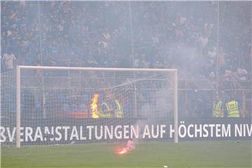 Pyrotechnik brennt auf dem Spielfeld und den Rängen im Carl-Benz-Stadion in Mannheim. Foto: Samla.De