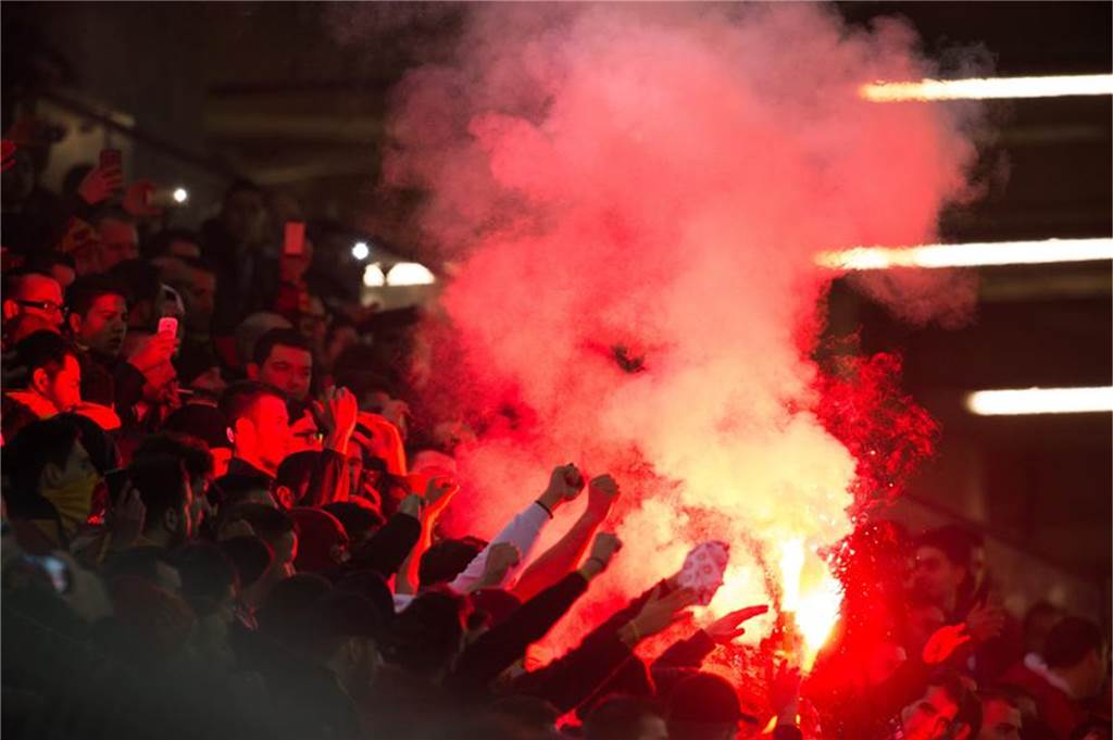 Kampfmaschinen gegen Asoziale? Polizei wirft Fußballfans Abblocken von Dialog vor Pyrotechnik sorgt immer wieder für Diskussionen.