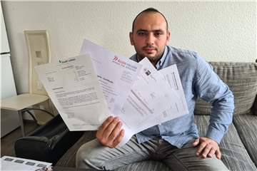 Qacay Piriyev hält Empfehlungsschreiben, Sprachzeugnis und Ausbildungsvertrag in der Hand. Dennoch dar er in Lünen nicht arbeiten.