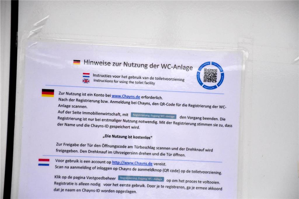 Öffentliche Toilette in Ahaus öffnet sich per Smartphone Die Anleitung für den Toiletten-Zugang per Chayns ist dreisprachig an der Toilettentür an der Wallstraße angeschlagen. Die Nutzung ist kostenlos, allerdings dauert die Registrierung vor Ort einen Moment.