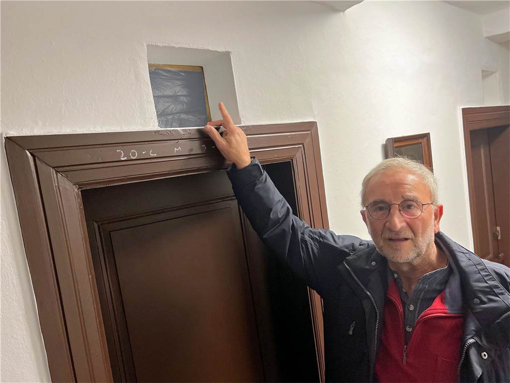 Quadratische Öffnungen über den Türen der Mönchszellen dienten damals der Wärmezufuhr.
