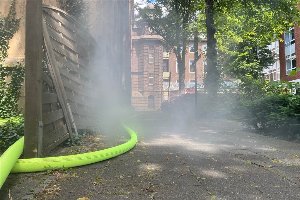 Qualm aus dem Keller: Einsatz neben dem Rochus-Hospital in Castrop Qualm steigt auf am Montagnachmittag auf dem Hinterhof des Rochus-Hospitals. Hier übt die Feuerwehr.
