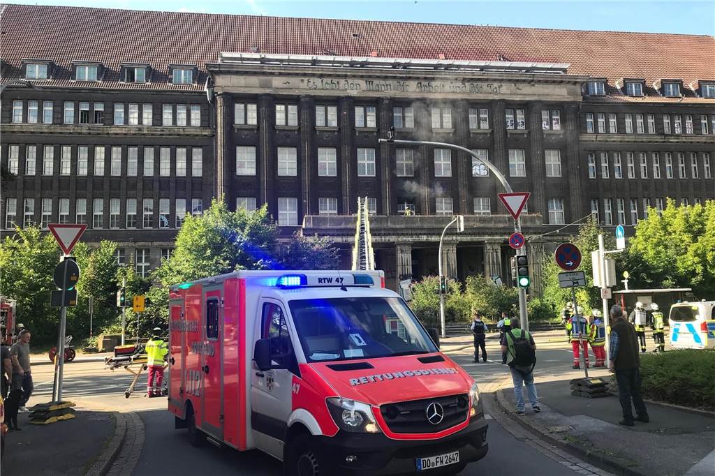 Brand zerstörte Sitzungssaal in Ex-Hoesch-Zentrale vollends Qualm stieg beim Brand am 13. August aus dem ersten Stock des Gebäudes.