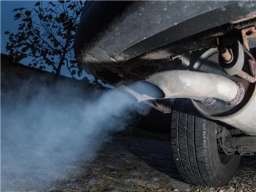 Qualmender Auspuff eines Dieselfahrzeugs: Heute ist jeder zweite Neuwagen in Europa ein Diesel. Foto: Patrick Pleul