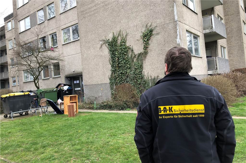 Spenden, Hilfe für Flutopfer, Sim-Jü: Diese Geschichten haben 2021 in Werne Mut gemacht Quarantäne für die Bewohner des Hochhauses im Holtkamp. Die Kirchengemeinde St. Christophorus machte mit Spenden und Zuspruch die Lage erträglicher.