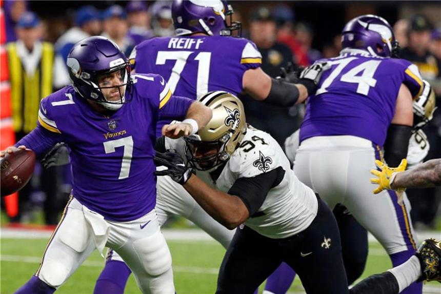 Quarterback Case Keenum (l.) von den Minnesota Vikings in Aktion gegen die New Orleans Saints. Foto: Jim Mone