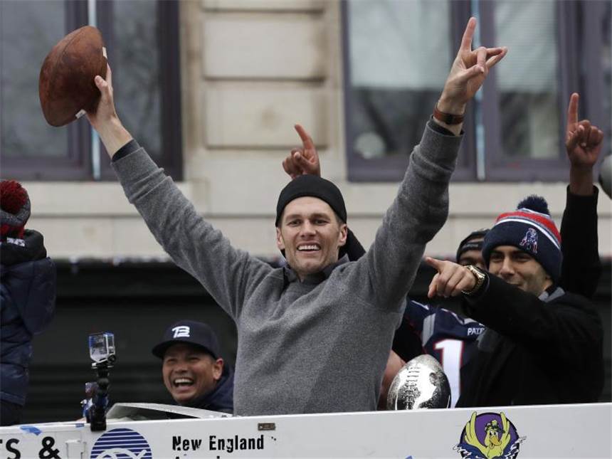 Patriots begeistert bei Super-Bowl-Parade in Boston gefeiert Quarterback Tom Brady lässt sich bei der Parade feiern. Foto: Charles Krupa