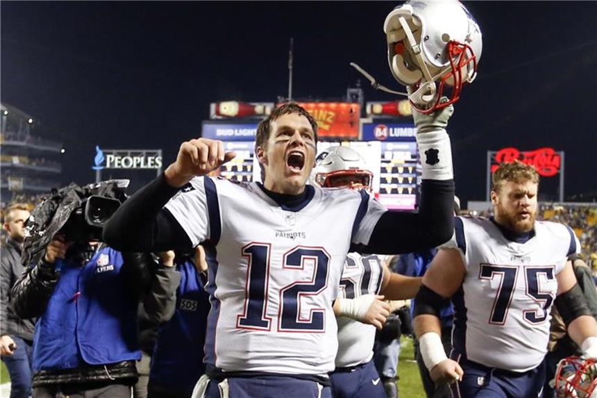 Quarterback Tom Brady (M) und seine New England Patriots gehören wieder zu den Favoriten auf den Superbowl. Foto: Keith Srakocic