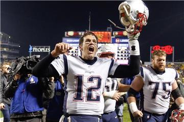 Quarterback Tom Brady (M) und seine New England Patriots gehören wieder zu den Favoriten auf den Superbowl. Foto: Keith Srakocic