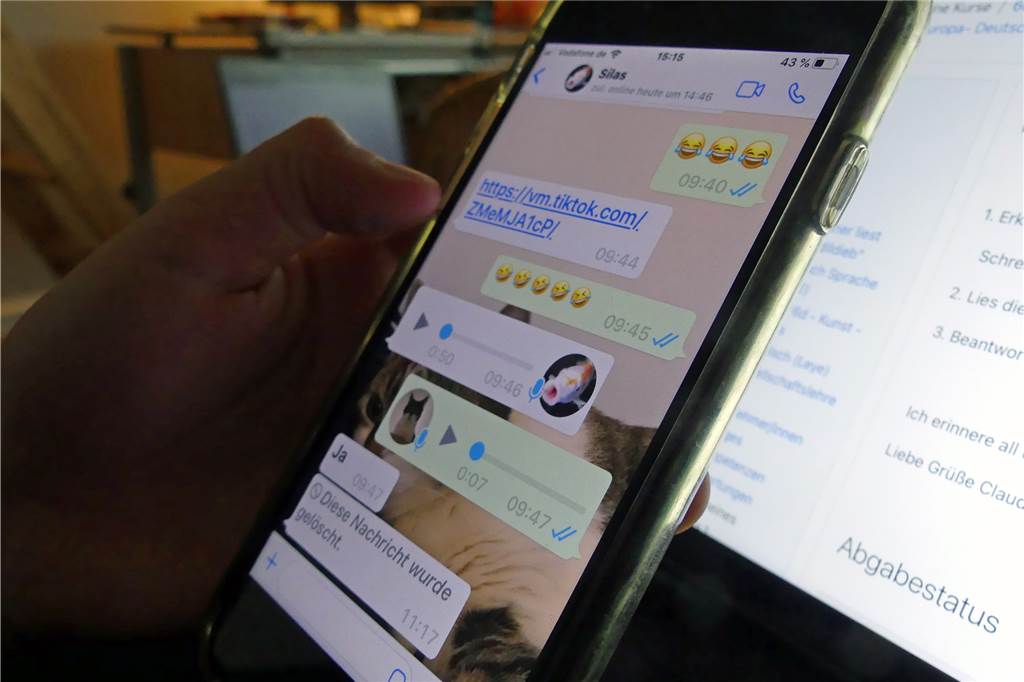 Jetzt reden die Lehrer: Hausaufgaben „aus der Hölle“ im Lockdown (Teil II) Quatsch machen geht auch digital. Anstelle von fliegenden Zetteln piepsen die Handys in der Videokonferenz.