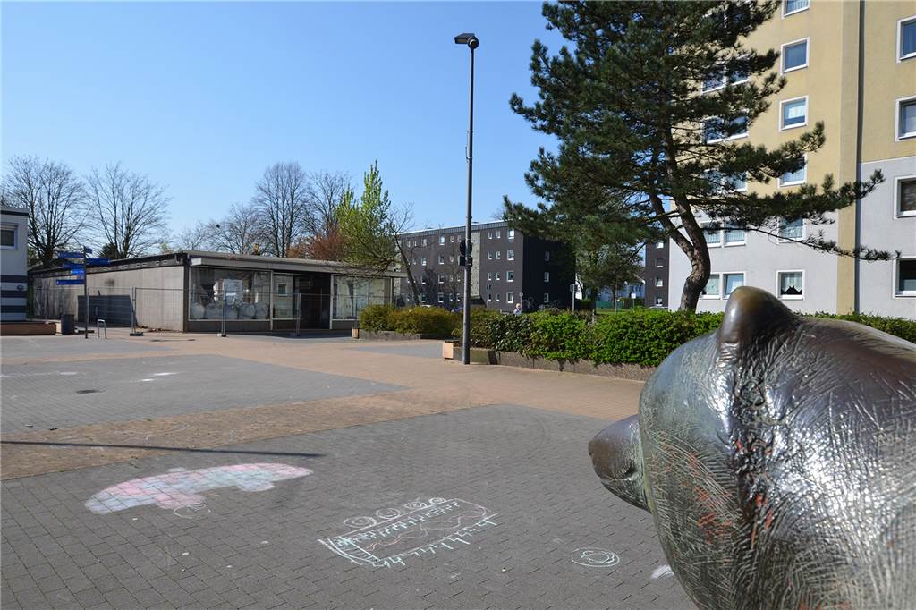 Schlecker-Ruine am Bärenplatz: Der Abrissbagger rollt (mit Video) Quer über den Platz "verfolgt" der bronzene Bär die Arbeiten an der seit acht Jahren leer stehenden Ruine.