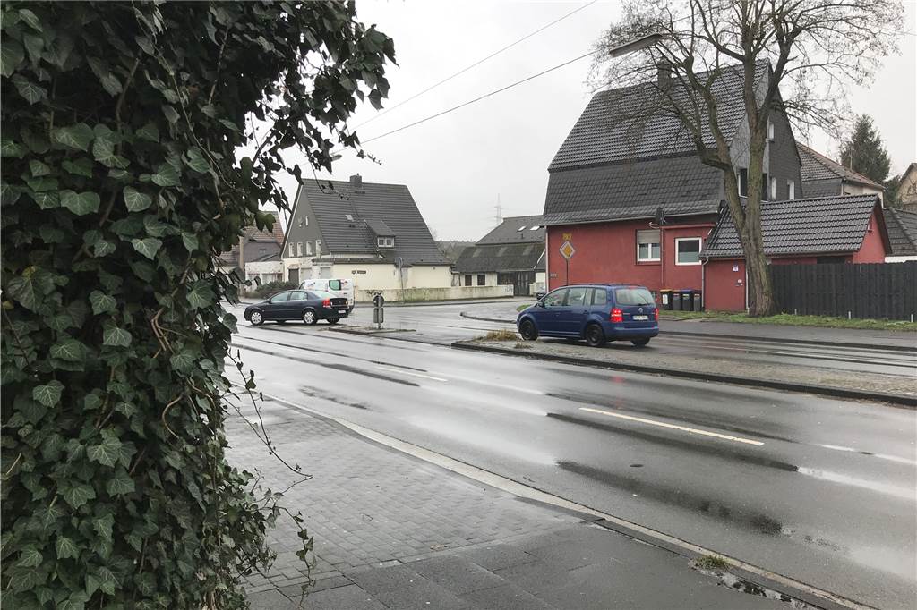 B235-Anwohner fordern nach dem Unfall mit dem verletzten Kind, dass endlich etwas passiert Querungshilfen, sprich zwei solcher Mittelinseln, laden an der Querstraße zum Überqueren der B235 ein. Die nächsten Ampeln sind etwa 200 Meter entfernt.