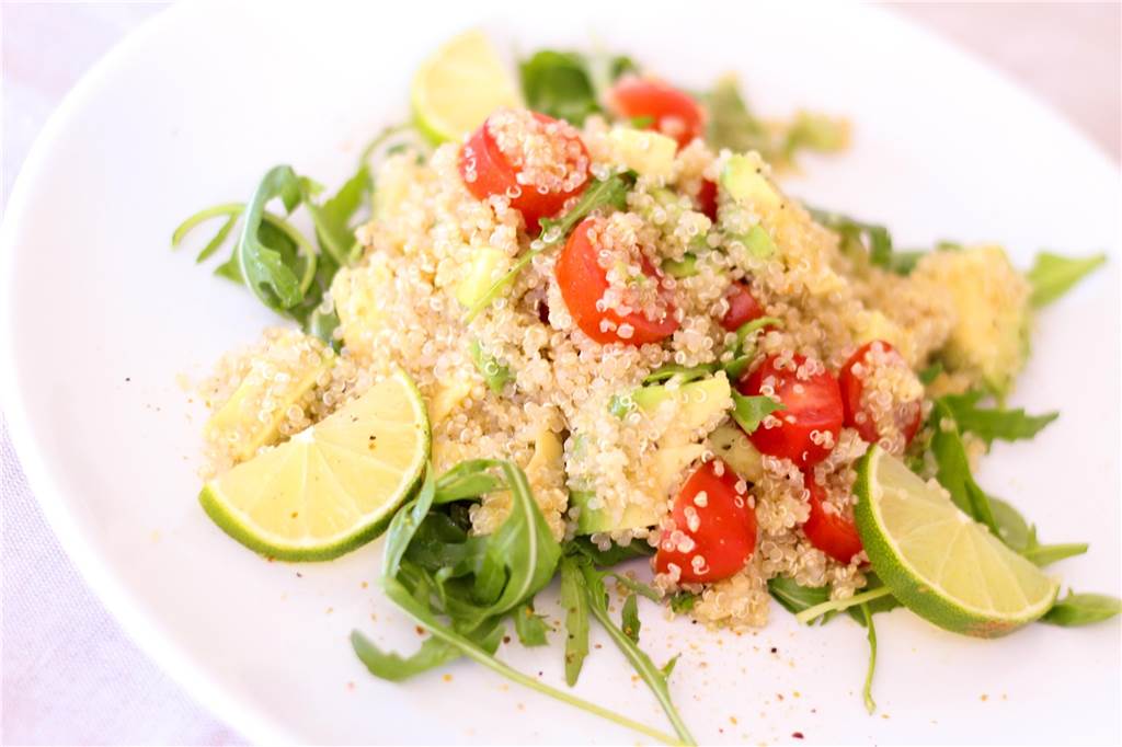 Abwechslung beim Grillen: 8 Sommersalate mit dem gewissen Pfiff Quinoa hat seinen Weg vom Geheimtipp in die Königsklasse der Superfoods gefunden.