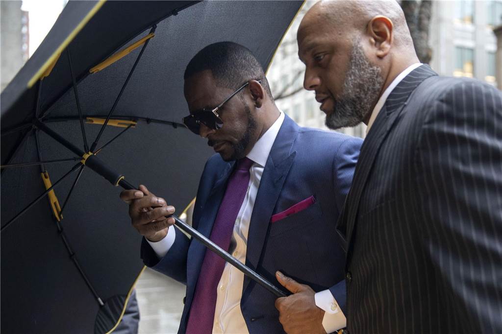 Keine Gnade für Weinstein: Weitere 16 Jahre Haft für Ex-Filmmogul R. Kelly (l), Sänger aus den USA.