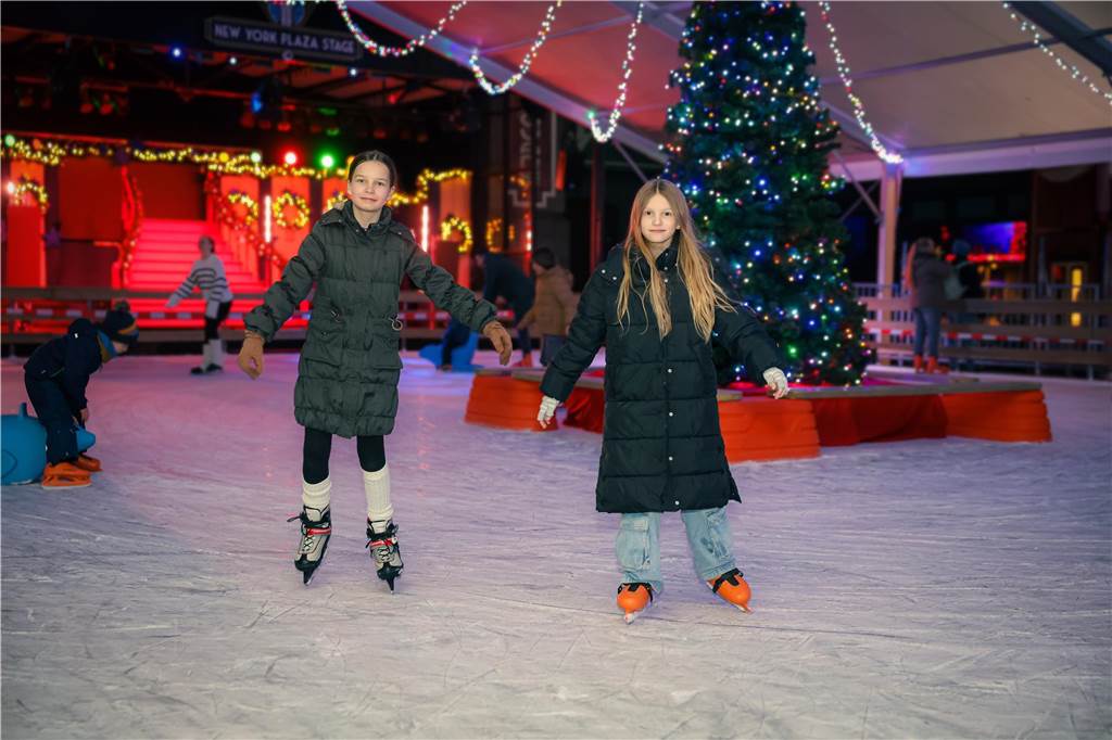 Rabea (l.) und Mila aus Dorsten-Rhade haben am ersten Öffnungstag schon mal die Eislauffläche getestet.
