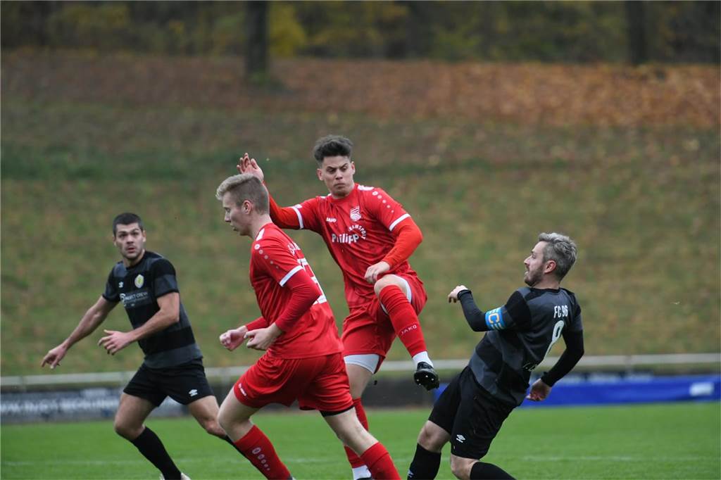 Noch ein Neuzugang für FC 96: Zuletzt spielte er in Flaesheim - und ärgerte die Recklinghäuser Rabiater Einsatz gegen den neuen Teamkollegen beim vorletzten Aufeinandertreffen in der Hinrunde 2021/22: Gleich wird es schmerzhaft für Jovica Cirkovic (r.) vom FC 96 Recklinghausen. Seinem neuen Teamkollegen Maik Knoblich hat er aber längst verziehen.