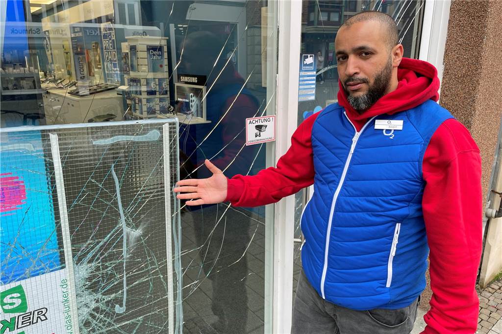 Einbrüche in Handy-Shops - Inhaber: „Ich habe so einen Hals.“ Rachid Bousdar, Shopmanager bei O2 in Werne, zeigt die gesplitterte Scheibe, die aber standhielt. Die Täter mussten unverrichteter Dinge wieder abziehen.