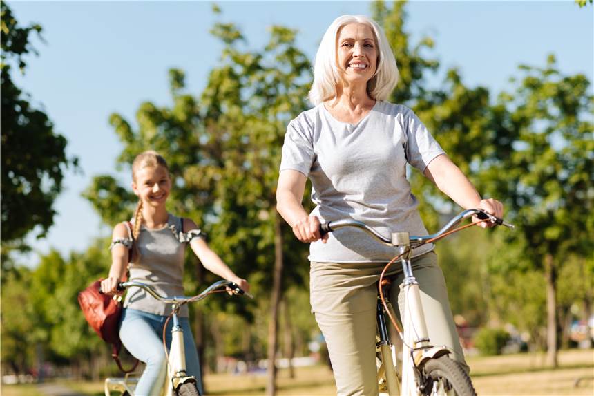 Fahrradfahren im hohen Alter: Lieber etwas gemächlicher radeln Radfahren hält fit und ist eine gute Möglichkeit, auch im Alter aktiv zu bleiben. Doch Senioren sollten lieber etwas langsamer in die Pedale treten – und auf Gleichgewicht und Co. achten.