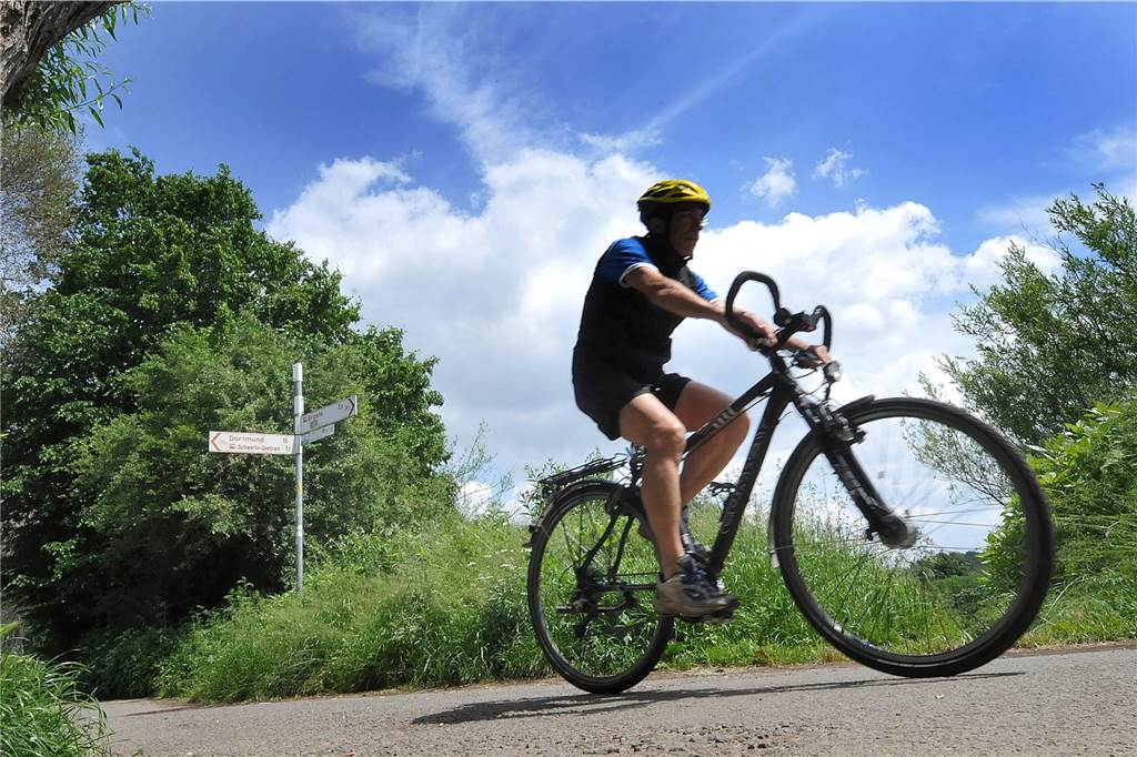 Schweinehund abschütteln und fit ins neue Jahr starten? So geht’s! Radfahren ist eine Art von Bewegung, die gut in den Alltag integriert werden kann. Beispielsweise, wenn man anstelle des Autos das Fahrrad als Transportmittel zur Arbeit nutzt.