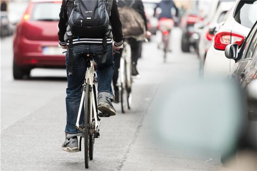 Was Radler dürfen und was nicht Radfahren ist für viele weit mehr als nur ein Freizeitspaß. Doch wer im Straßenverkehr radelt, muss sich wie jeder andere auch an Regeln halten. Foto: Alexander Heinl/dpa-tmn