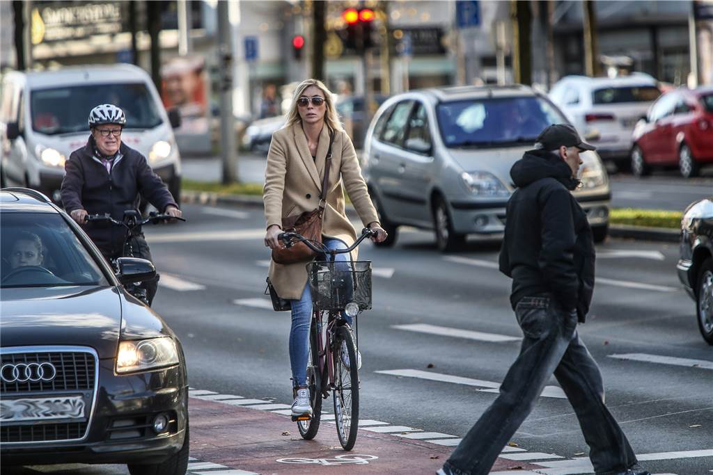 Die City: Unerwarteter Traum-Wohnort mit Nachteilen für Radfahrer Radfahrer auf dem Dortmunder Wall. Ganz ungefährlich ist das nicht.