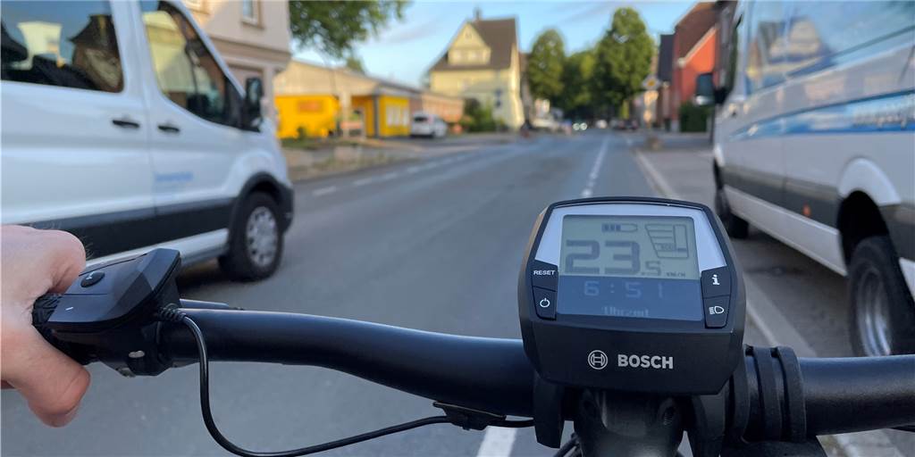 Es gibt eine neue Verkehrsregel, die offenbar kaum jemand kennt Radfahrer auf einem sogenannten Schutzstreifen auf der Recklinghauser Straße in Ickern: Nicht alle Autofahrer halten den korrekten Sicherheitsabstand ein.