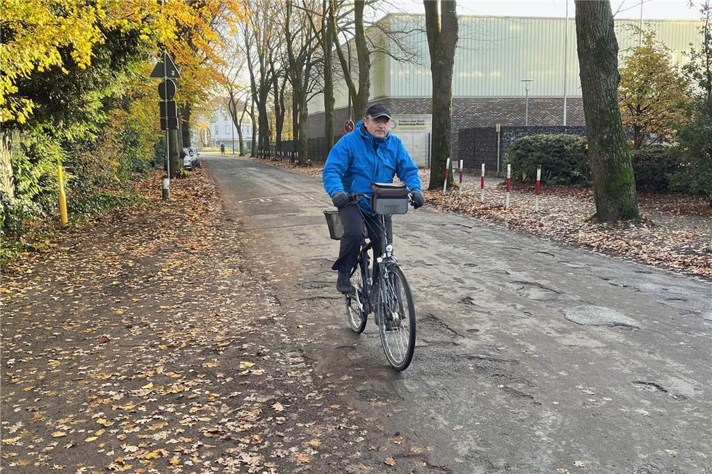 Radfahrer aus Leidenschaft ist Andreas Thiesen (62). Auf dem zigfach geflickten und schlagloch-übersäten Becklohhof vergeht ihm allerdings die Fahrrad-Freude.