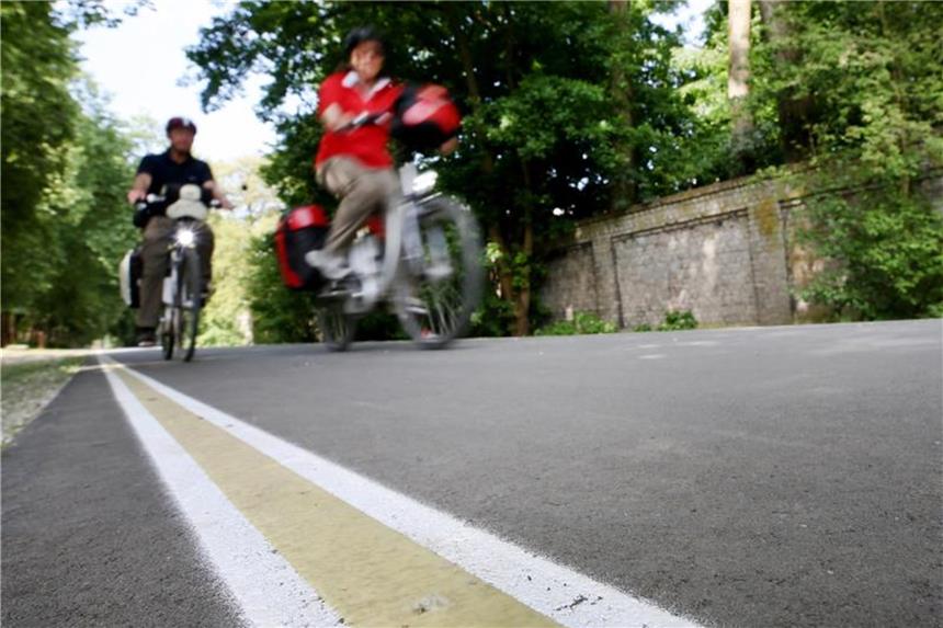 NRW-Fahrradgesetz: Volksinitiative sammelt Unterschriften Radfahrer fahren über den Radweg. Foto: Roland Weihrauch/Archiv
