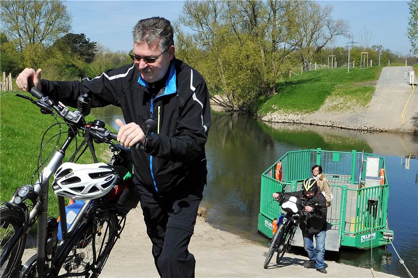 Radfahrer können mit der Fähre "Maifisch" die Lippe selbstständig überqueren.