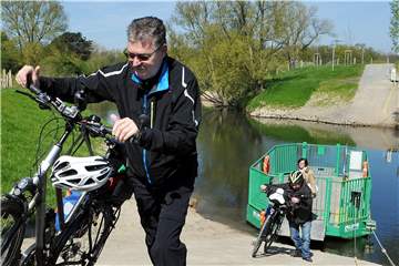 Radfahrer können mit der Fähre "Maifisch" die Lippe selbstständig überqueren.