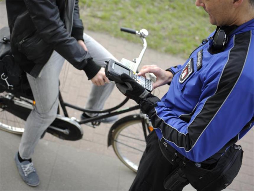 Verkehrsgerichtstag will Promille-Grenze für Radfahrer senken Radfahrer müssen sich nach dem Willen von Experten möglicherweise auf niedrigere Alkohol-Grenzwerte einstellen. Foto: Angelika Warmuth/Archiv