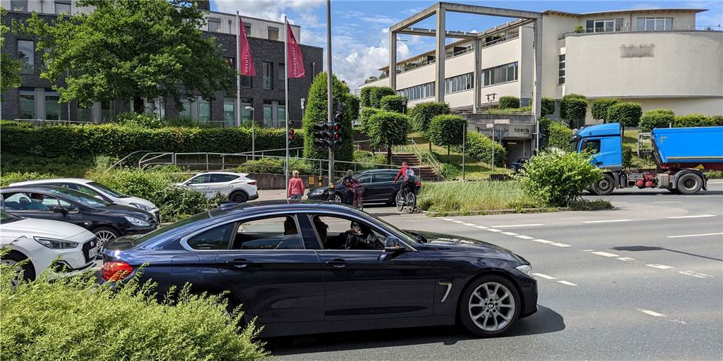 Mittelinsel mit „Wartezwang“: Radfahrer in Dorsten fühlen sich unwohl Ampel mit Auto und Fußgängern