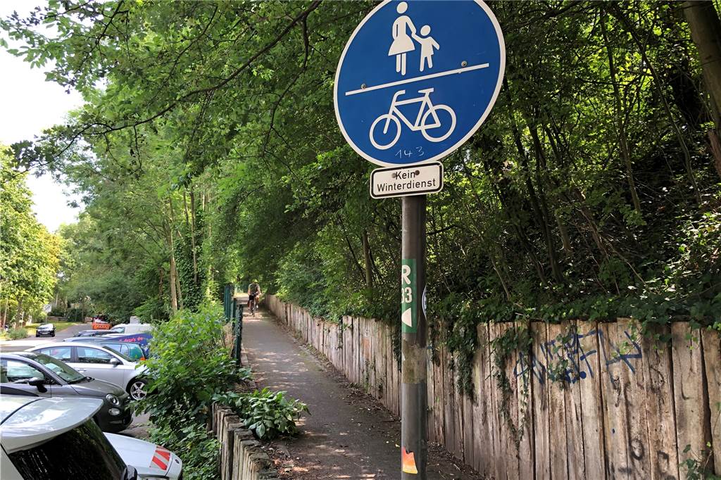 Radfahrer werden von der Trasse auf die Güntherstraße geführt. Dann geht es im Stadtverkehr weiter.