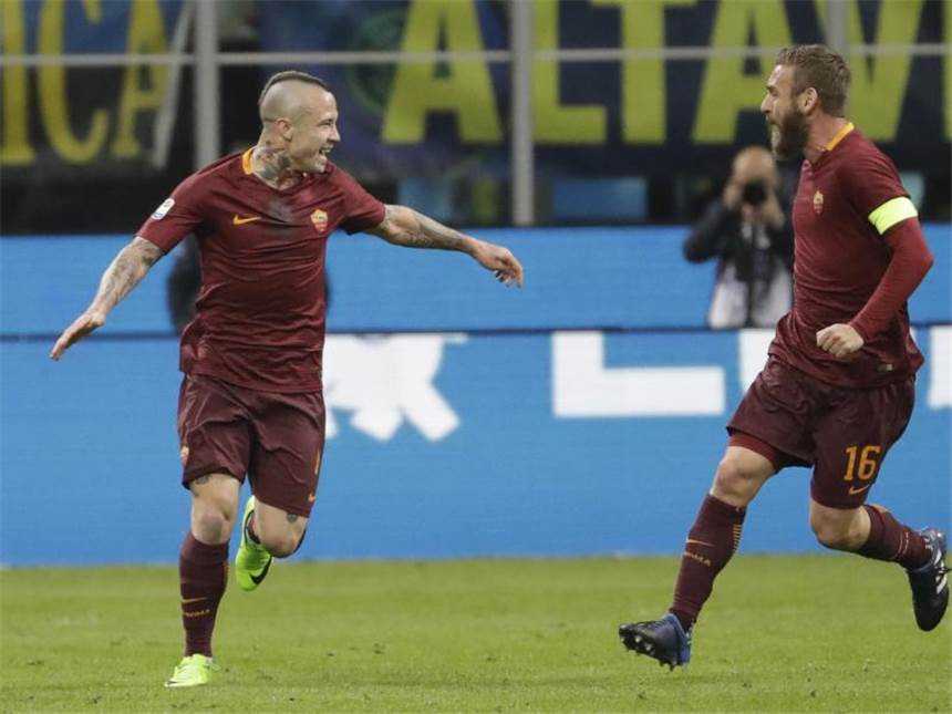 Juve auch ohne Khedira auf Titelkurs - Rückschlag für Neapel Radia Nainggolan (l.) schoss die AS Roma mit zwei Treffern zum Sieg über Inter Mailand. Foto: Luca Bruno