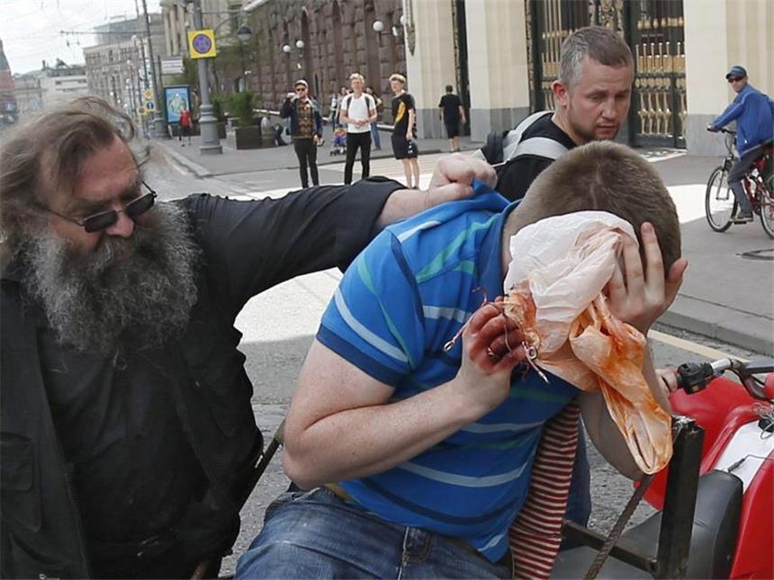 Homosexuellen-Aktivisten in Moskau festgenommen Radikale griffen die Aktivisten an. Foto: Sergei Ilnitsky