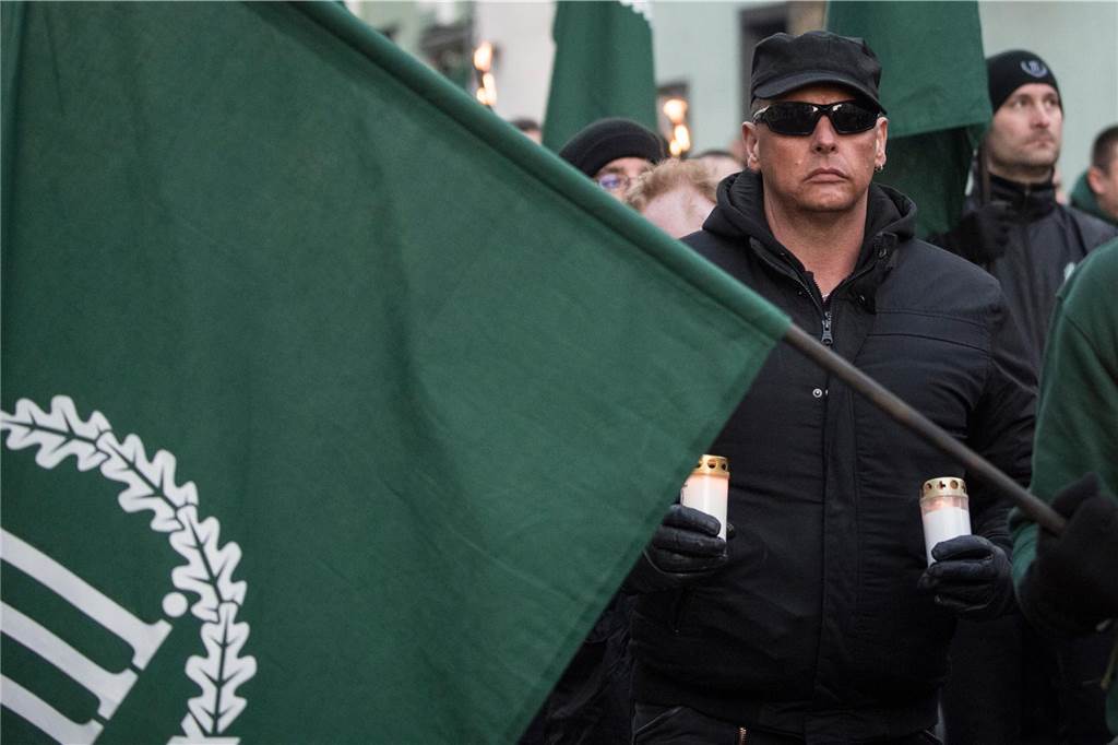 Nazi-Schmierereien im Emscherland: Die Codes der extremen Rechten Radikaler als die NPD: "Das Programm sei stark völkisch, neonazistisch und nationalrevolutionär geprägt", schreibt die Bundeszentrale für politische Bildung.