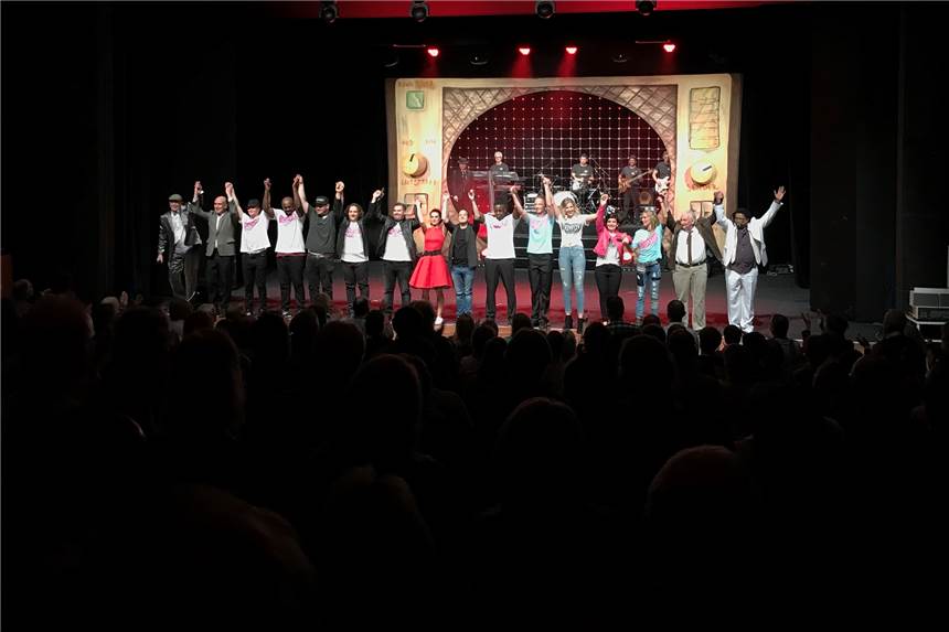 Radio Ruhrpott ist auf Sendung: Das Ruhrical hat in Castrop-Rauxel in der Stadthalle Premiere gefeiert. Rund 500 Zuschauer feierten das 20-köpfige Ensemble.
