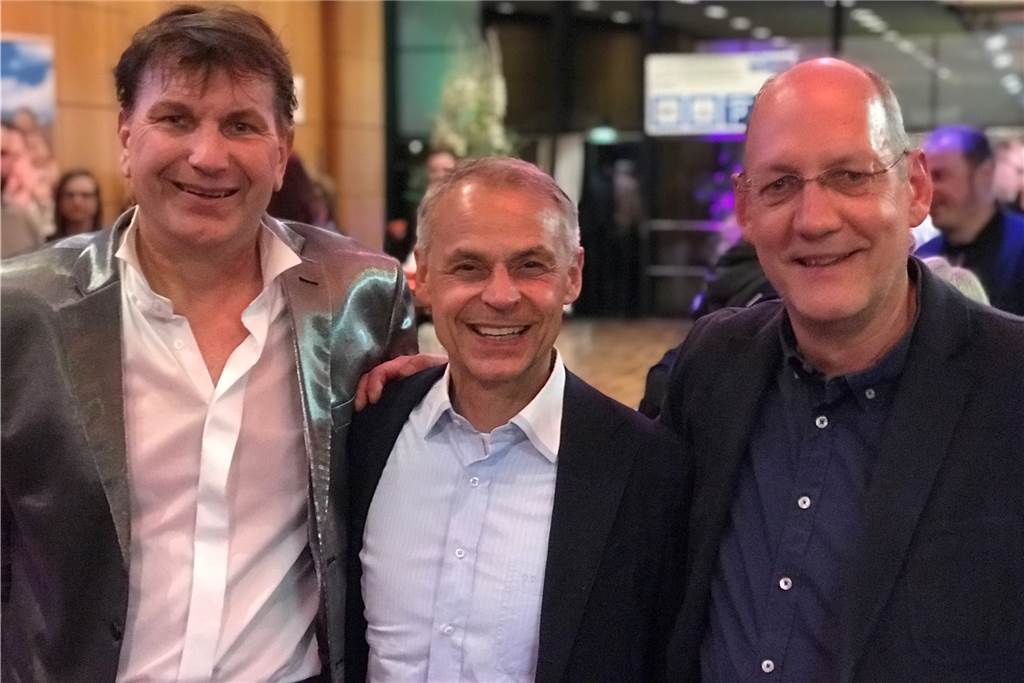 Radio Ruhrpott ist auf Sendung, Gäste und Macher sind zufrieden: Regisseur und Macher Bernd Böhne (l.) nach der Show mit Schalke-04-Repräsentant Olaf Thon und dem gastgebenden Forum-Geschäftsführer Peter Breuer (r.).