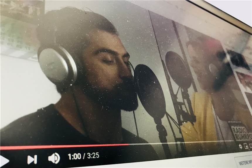 „Corona unser Feind“: Tausende feiern Video-Clip aus Castrop-Rauxel Radio Ruhrpott sendet jetzt im Internet. Auf den Song Ruhrgebiet von Wolfgang Petry hat das Ensemble des Musicals jetzt einen neuen Text gedichtet zur Corona-Krise.