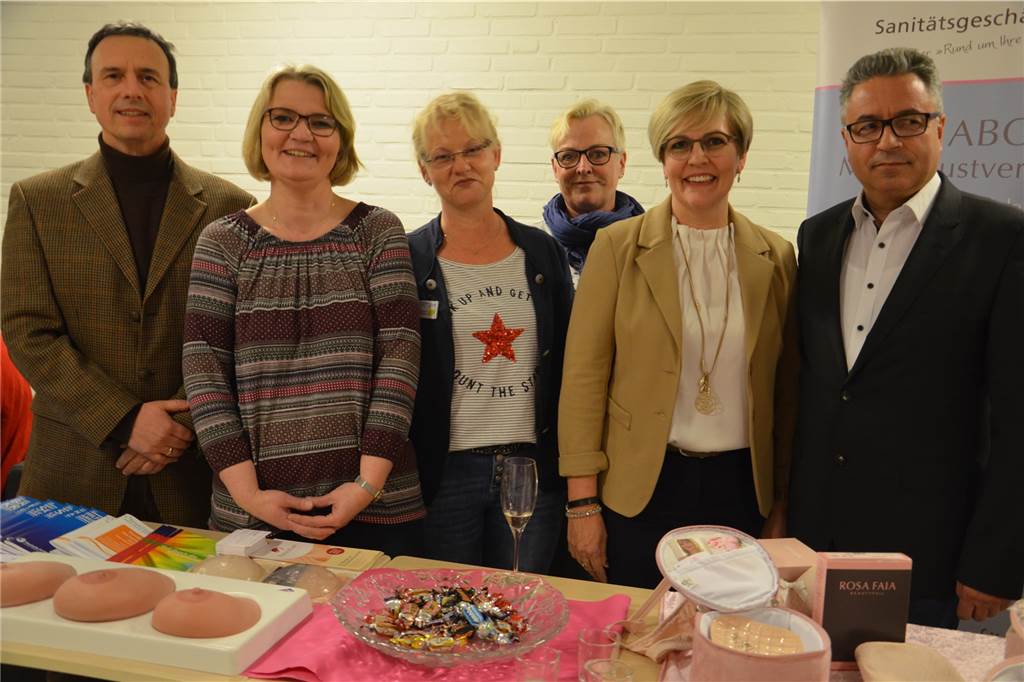 Die Diagnose Brustkrebs ist kein Grund zur Panik Radiologie-Chefarzt Dr. Dirk Orban, Nicole Theißen und Kerstin Bühner, Brustzentrumssekretärin Martina Böwing, Psychoonkologie-Leiterin Stefanie Riegert und Gynäkologie-Chefarzt Dr. Stefan Wilhelms