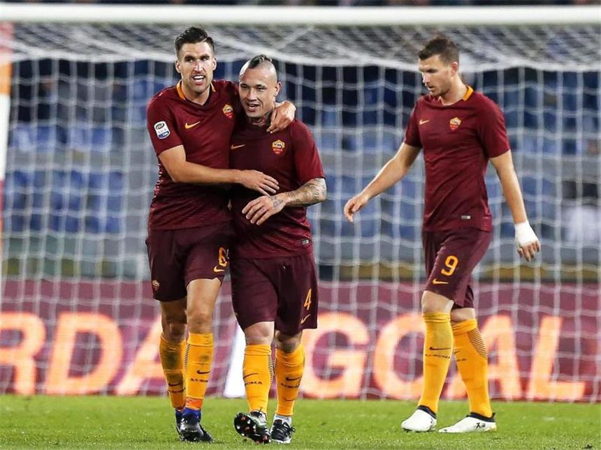 AS Rom bleibt an Juve dran - Lazio und Inter siegen Radja Nainggolan (m.) schoss die AS Roma zum Sieg über Udinese Calcio. Foto: Angelo Carconi