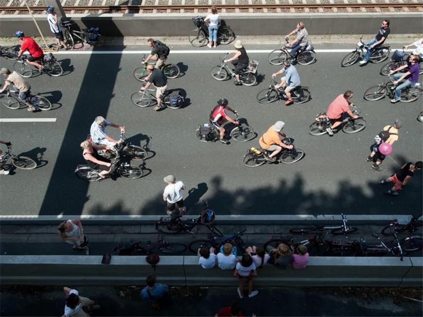 Ruhrgebiet will Autobahn-Volksfest wiederholen Radler auf der Autobahn.